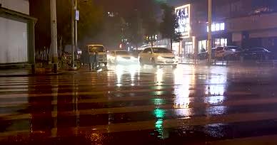 4K雨夜路口车流雨中交通来往车辆视频的预览图